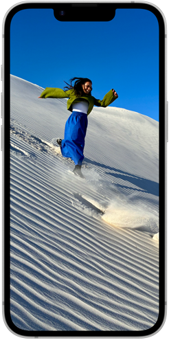 People walking down sand dune on iPhone 16e Οθόνη Super Retina XDR